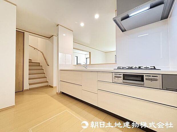 ＜キッチン＞お料理中も会話が弾む明るい対面キッチンです。