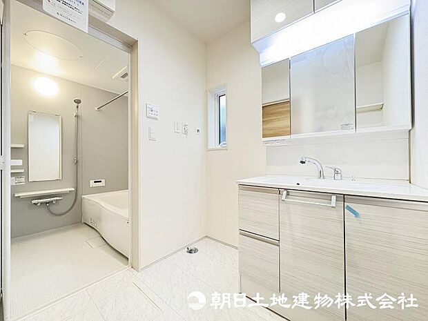 <洗面室>タオル等をすっきりと収納できる可動棚もある洗面室です。