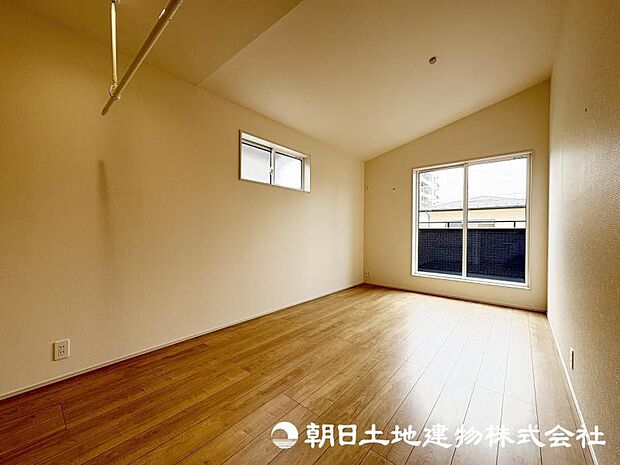<主寝室>勾配天井で開放感のある主寝室7.8帖です。