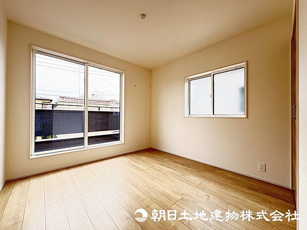 <洋室>バルコニーに面した明るい洋室5.2帖です。