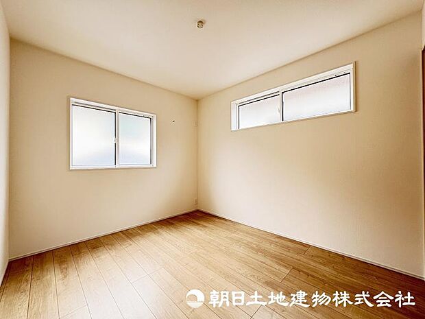 <洋室>2方向に窓がある明るい2面採光のお部屋です。