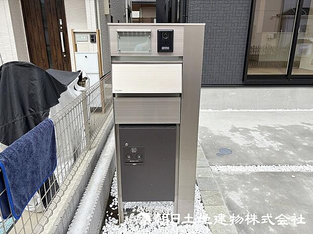<機能門柱>便利な宅配ボックス付きのスリムな機能門柱です。