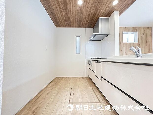 <キッチン>冷蔵庫や食器棚を置いても広い家事スペースを確保しています。