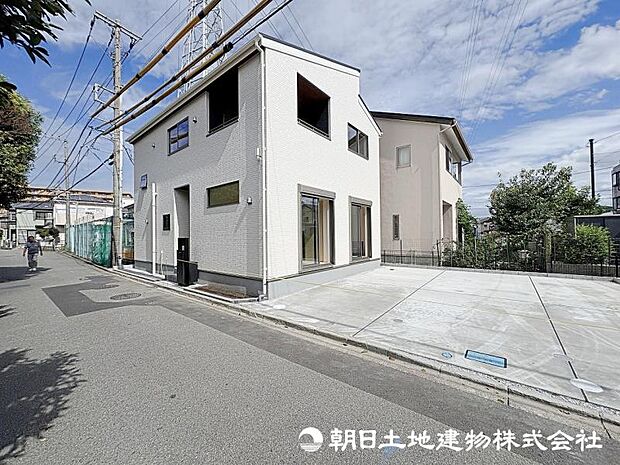 <外観>ゆとりの土地39坪でカースペース車並列2台駐車可能です。