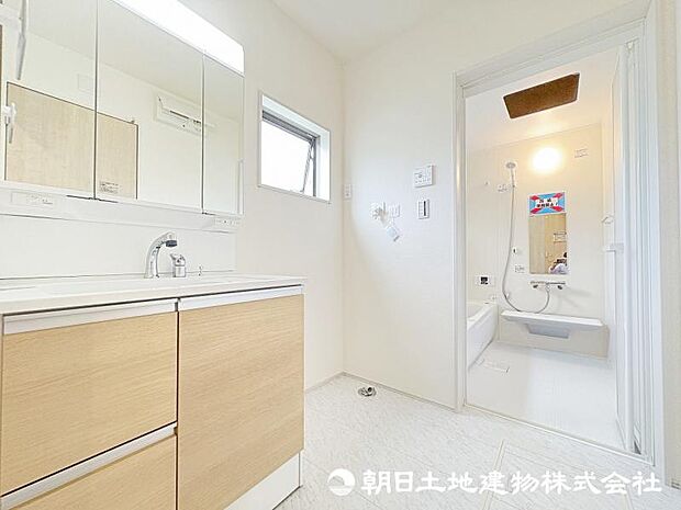 <洗面室>キッチン背面から使え家事動線がスムーズです。