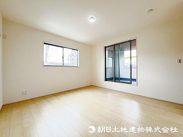 <主寝室>バルコニーに面した明るい主寝室8.5帖です。