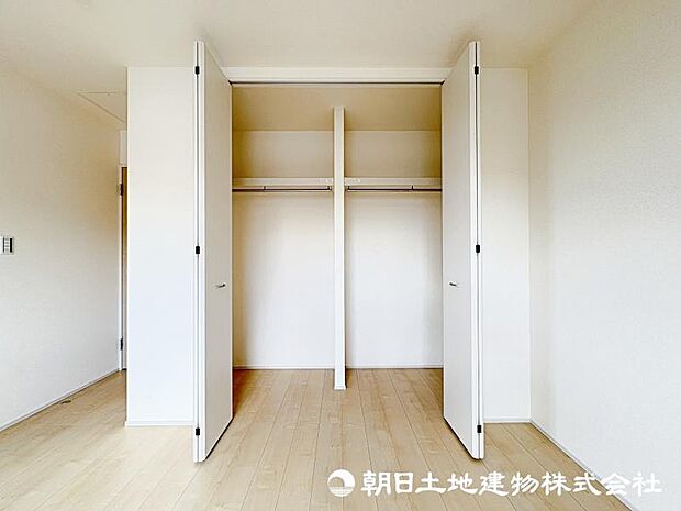 <収納>各洋室にクローゼットもありお洋服をすっきりと収納できます。