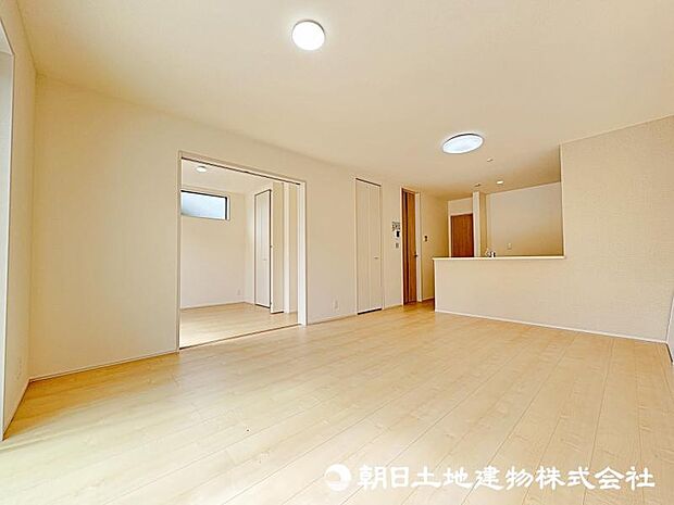 <ダイニング>対面キッチン前の広いダイニングスペースでお食事を召し上がっていただけます。