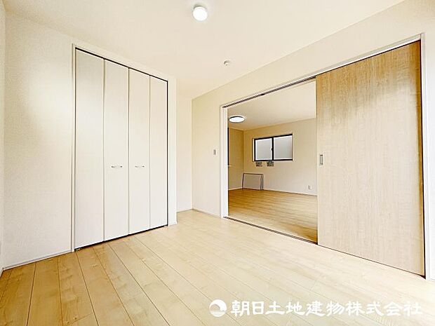 <洋室>リビングとつながる明るい洋室5.3帖です。