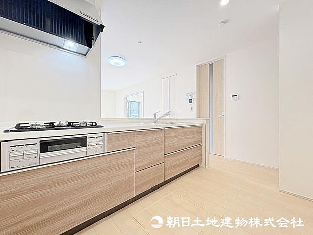 <キッチン>お料理中も会話が弾む明るい対面キッチンです。