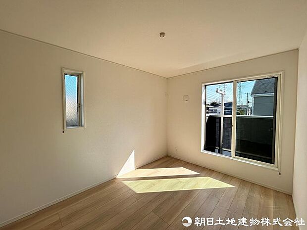 <洋室>バルコニーに面した明るい洋室6帖です。