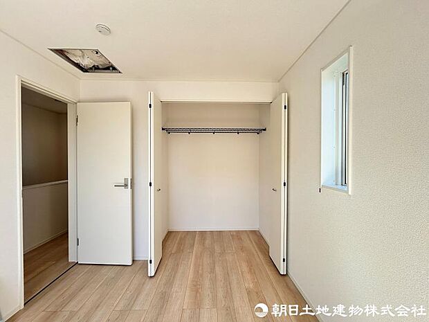 <収納>各洋室にクローゼットがありお洋服をすっきりと収納できます。