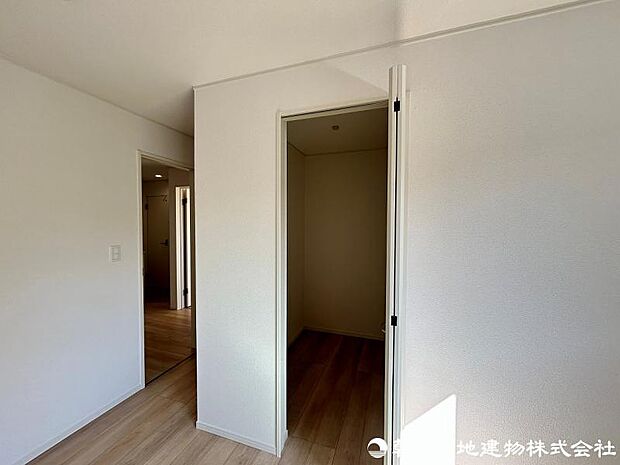<収納>主寝室にはご夫婦で使えるウォークインクローゼットもあります。