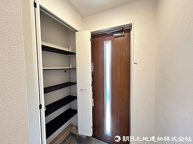 <玄関>靴をすっきりと収納できる可動棚も便利です。