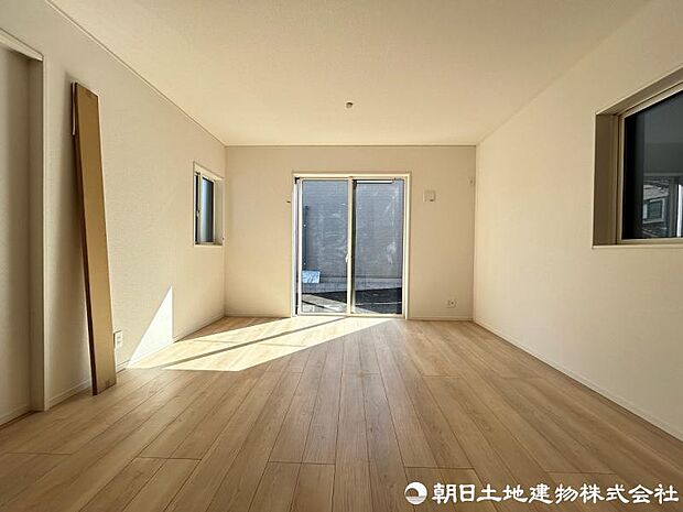 <リビング>東南向きの大きな窓がある明るいリビング空間です。