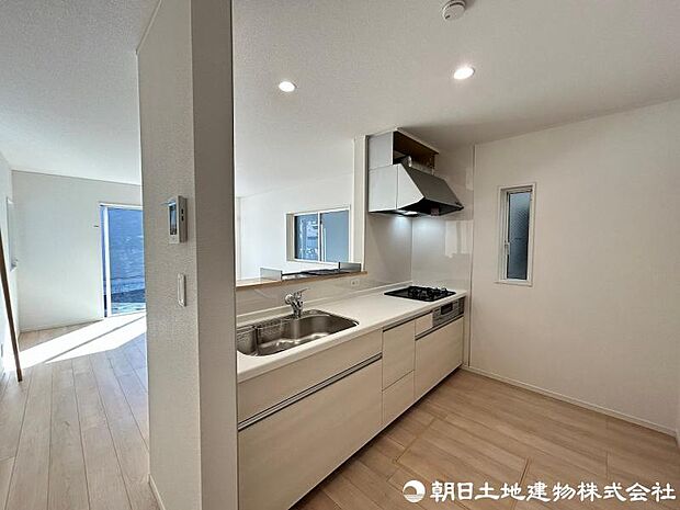 <キッチン>お料理中も会話が弾む対面キッチンです。