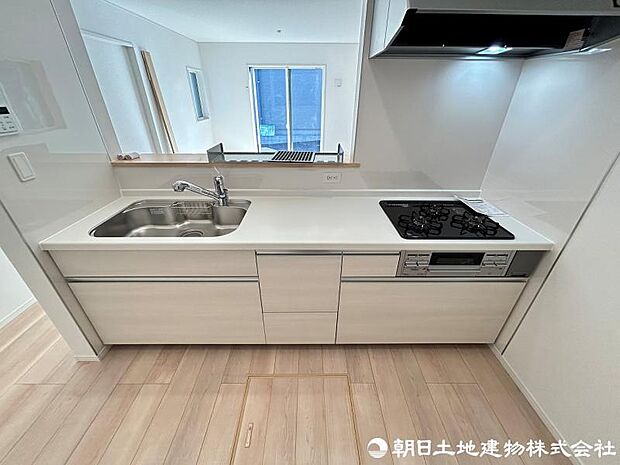 <キッチン>冷蔵庫や食器棚を置いても広い家事スペースを確保しています。