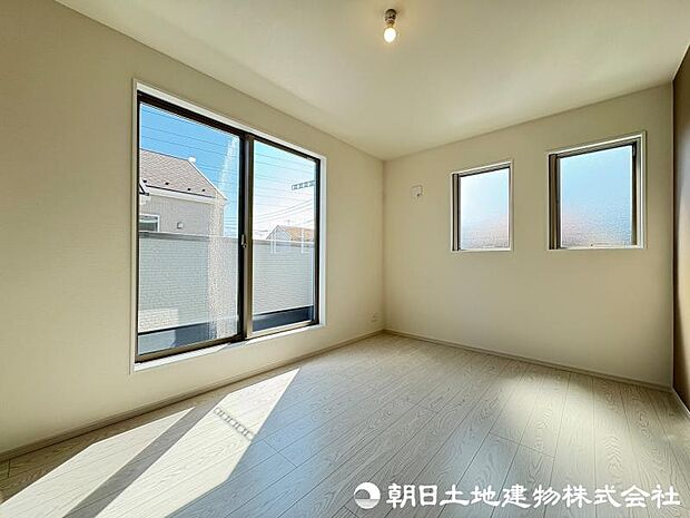 ＜洋室＞バルコニーに面した明るい洋室6帖です。