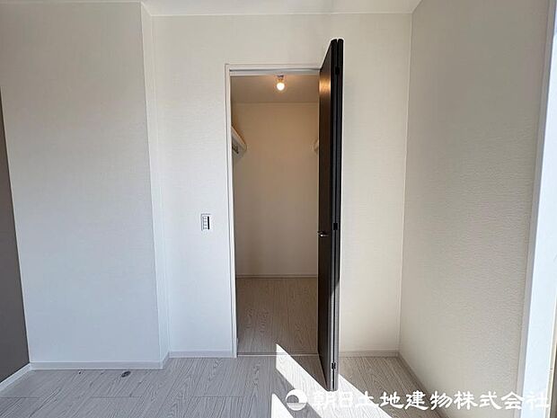 ＜収納＞ご夫婦で使えるウォークインクローゼットも魅力です。