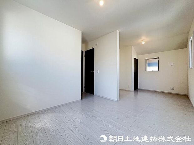 ＜洋室＞9帖の広いお部屋は間仕切壁を造って2部屋としても使えます。（別途費用）