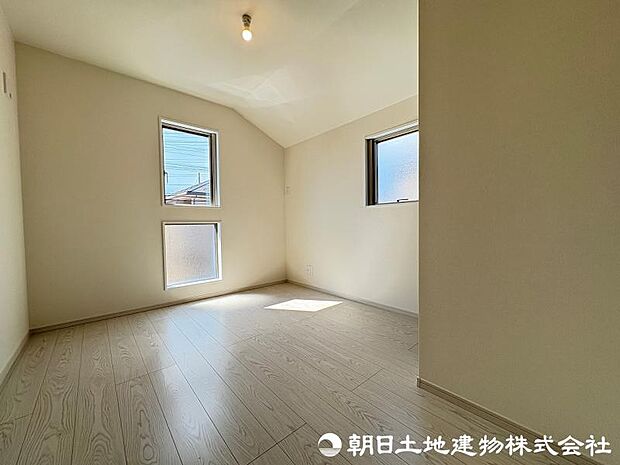 ＜洋室＞2面採光の明るいお部屋です。