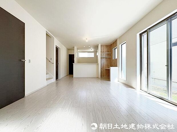 ＜リビング＞お子様の顔が見えるリビングイン階段も魅力です。