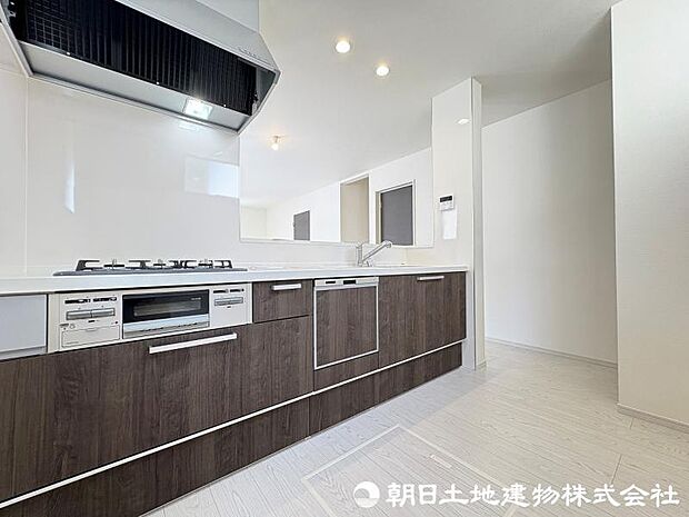 ＜キッチン＞お料理中も会話が弾む対面キッチンです。