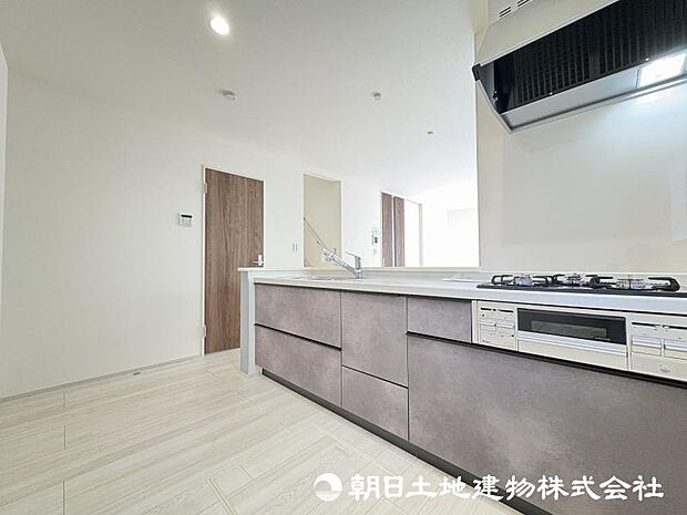 ＜キッチン＞冷蔵庫や食器棚を置いても広い家事スペースを確保しています。