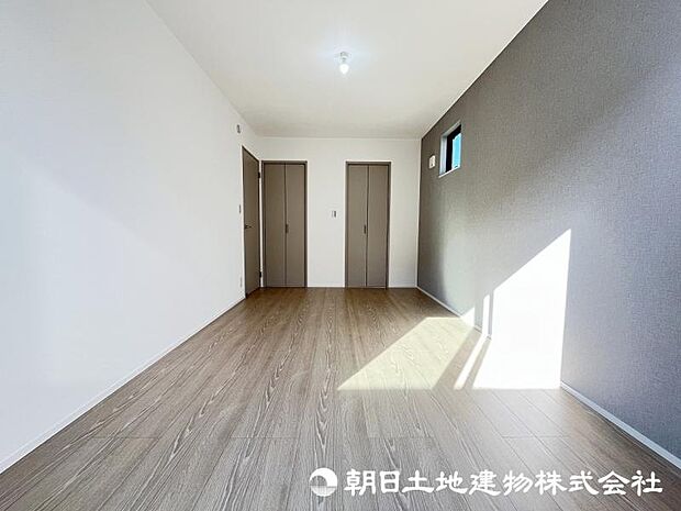 <主寝室>バルコニーに面した明るい主寝室7.3帖です。