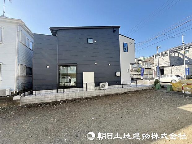 <外観>東側が千代田緑道に面して開放感があります。