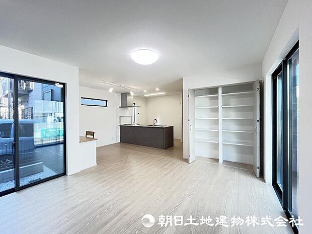 <リビング>リビング収納やカウンターコーナーのある便利なLDKです。