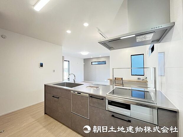 <キッチン>お料理中も会話が弾む明るい対面キッチンです。(ビルトイン食器洗浄機付)