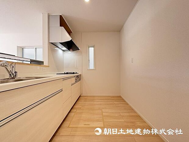 ＜キッチン＞冷蔵庫や食器棚を置いても広い家事スペースです。