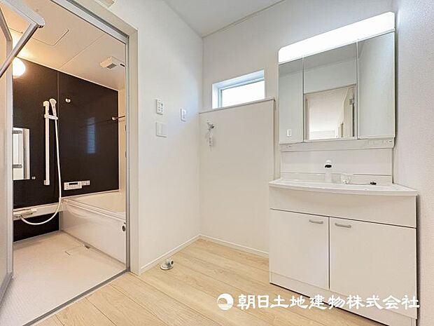 ＜洗面室＞キッチン背面から使え家事動線がスムーズです。