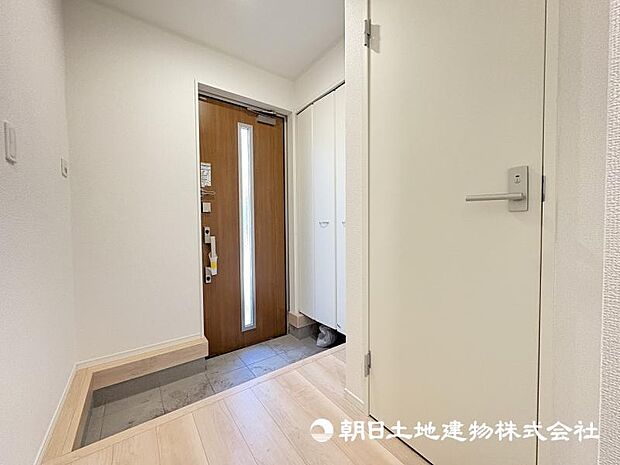 ＜玄関＞靴をすっきりと収納できるシューズボックスも便利です。