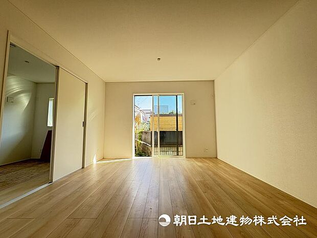 ＜リビング＞東南向きの大きな窓がある明るいリビング空間でお寛ぎいただけます。