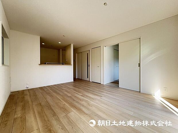 ＜ダイニング＞対面キッチン前の広いダイニングスペースです。