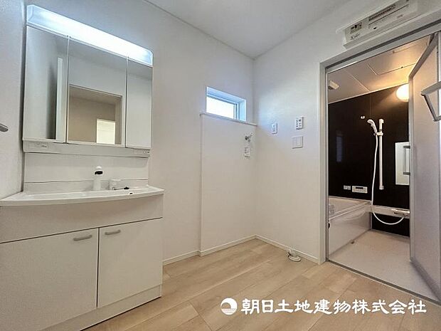 ＜洗面台＞すっきりと収納ができる三面鏡タイプの洗面台です。