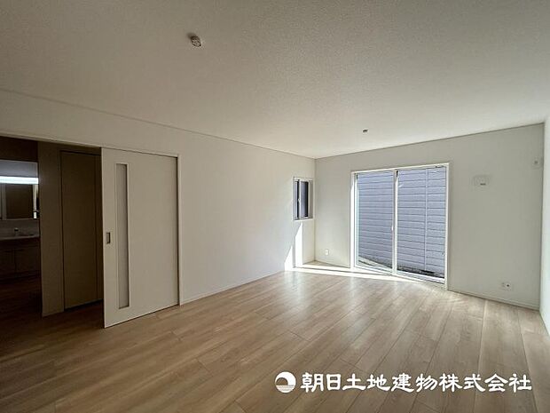 ＜リビング＞三面採光の明るいリビング空間です。