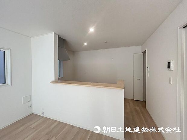 ＜キッチン＞家事をしながらリビングで遊ぶお子様を見守れます。