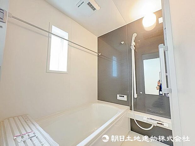 <浴室>1坪タイプの広いユニットバスです。