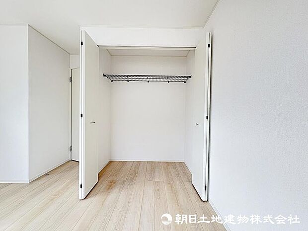 <収納>各洋室にクローゼットがありお洋服をすっきりと収納できます。