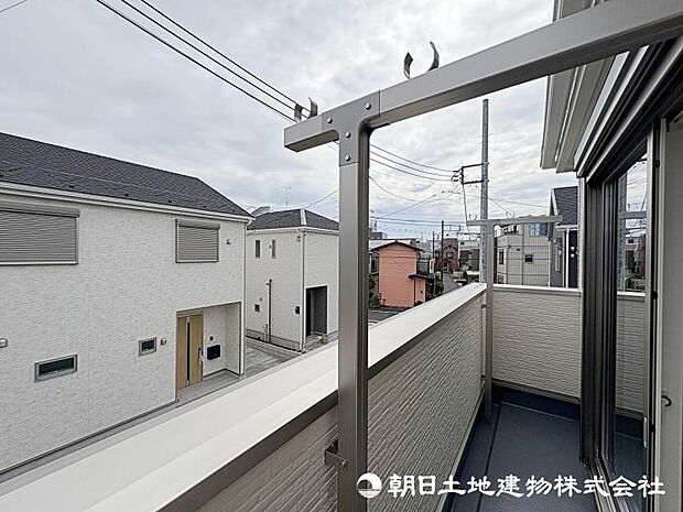 <バルコニー>東南向きで陽当たり良好です。
