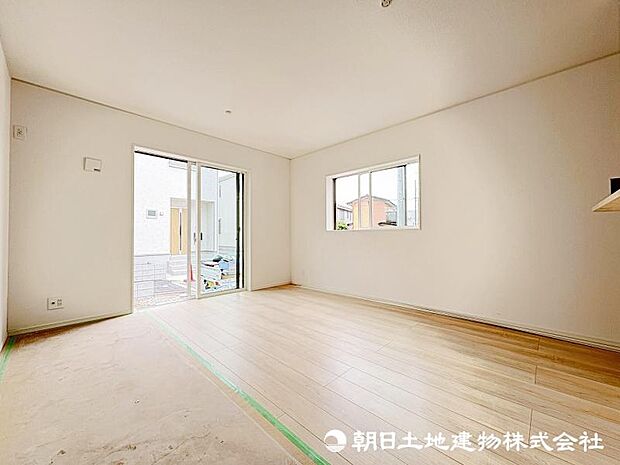 <リビング>東南向きの大きな窓もあり便利です。