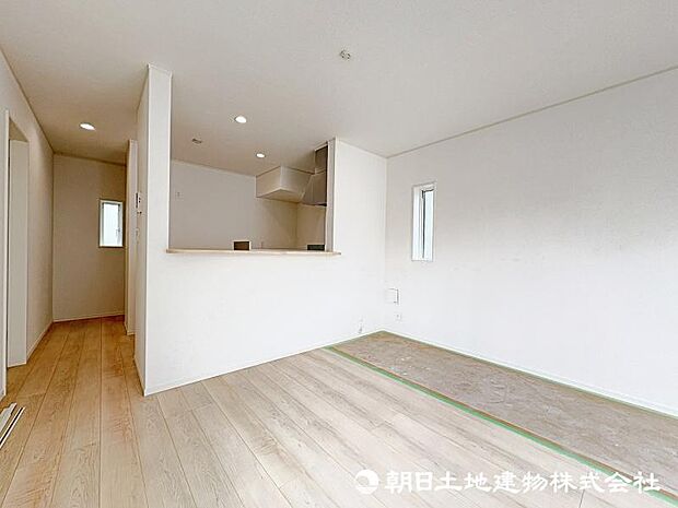 <ダイニング>対面キッチン前の広いダイニングスペースです。