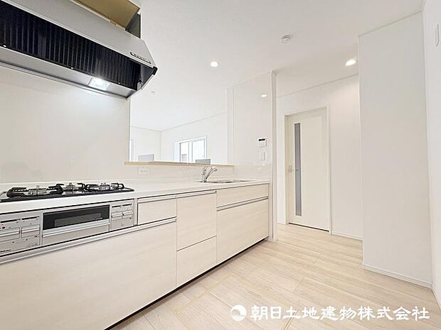 <キッチン>お料理中も会話が弾む対面キッチンです。