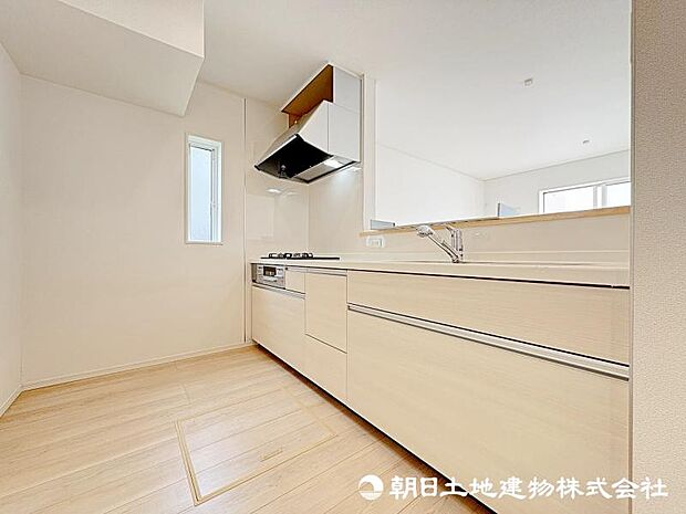 <キッチン>冷蔵庫や食器棚を置いても広い家事スペースを確保しています。