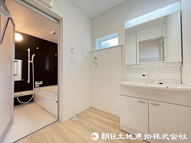 <洗面室>キッチン背面から使え家事動線がスムーズです。