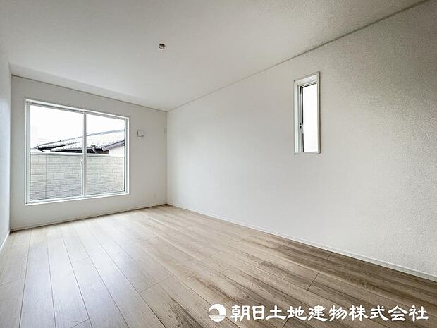 <主寝室>バルコニーに面した明るい主寝室7.5帖です。