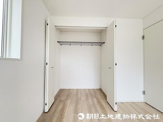 <収納>各洋室にクローゼットもありお洋服をすっきりと収納できます。